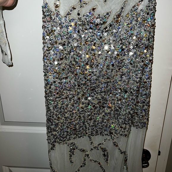 Gown - Picture 7 of 8